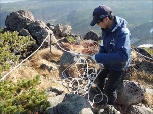 山頂のロープを撤去