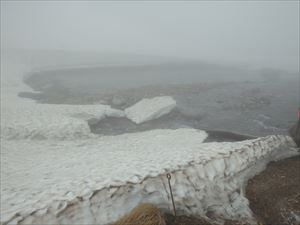 石室から北海岳に向かう途中を流れる赤石川付近の状況です。