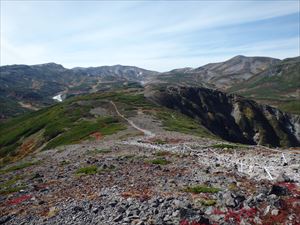 山頂から白雲方面、9月26日頃に降った雪もところどころ残っています。