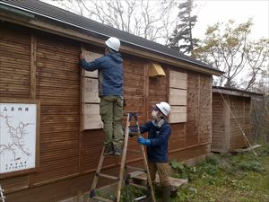 事務所の冬囲いをしました。