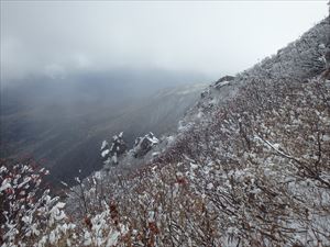 9合目、雪化粧したマネキ岩。