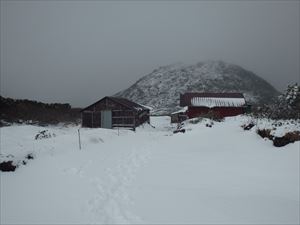 石室の様子 一段と雪が多くなっています。