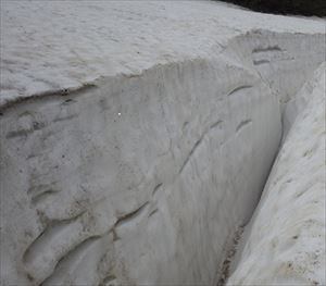 緑岳の第一雪渓上部にクレバスがありました。