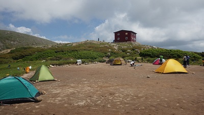 避難小屋とテン場