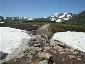 石室付近の歩道も雪がなくなってきました