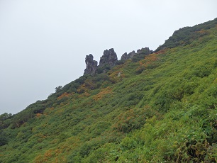 ９合目～山頂間から見えるマネキ岩