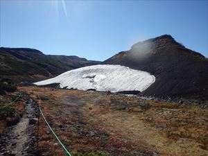 北海沢の雪渓は結局解け切りませんでした。