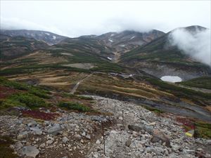 ポン黒から見た石室の様子。