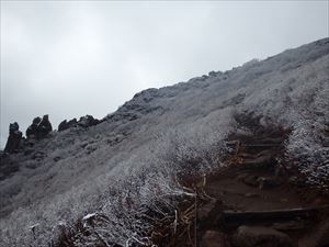 8合目付近から、雪で白く覆われていました。