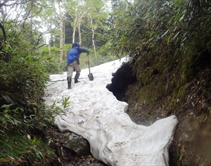 徐々に融雪しており、足元が抜ける可能性が高い