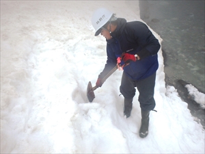 スコップで雪を削り階段状にします