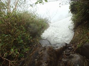 七合目より上部は残雪に覆われています。