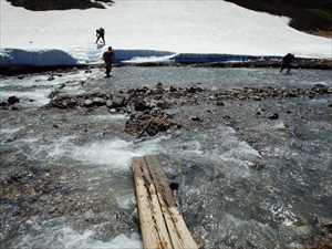 赤石川はまだ水量が多く、渡渉の必要があります