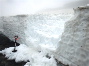 融雪により形状が変化するので歩行の際は注意