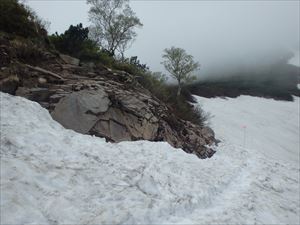 エイコの沢歩道は、岩場と残雪の間に大きな隙間があり、現在は通常ルートは歩行出来ません。 雪解けの状況により、ルートが変更するので注意願います。