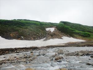 赤石川は、登山靴での渡渉が可能な水量になりました。