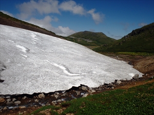 雪渓の残る北海沢と黒岳