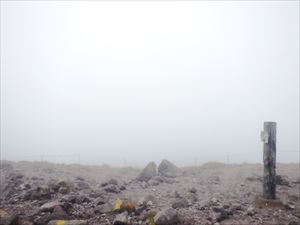 黒岳山頂は濃霧で先が見えません。