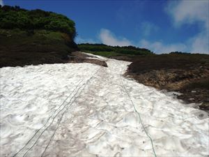 北海沢前の雪渓はまだ残っていますが、融雪が進んでいますので踏み抜きに注意して下さい。