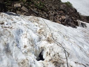 エイコの沢の雪渓は踏み抜きが多発していますので歩行の際は注意して下さい。