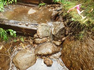 歩道の浸食防止に石を使って補修