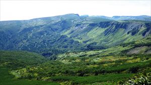 緑岳中腹よりトムラウシ方面を望む