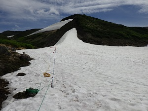 トラロープを引いた北海沢奥の雪渓