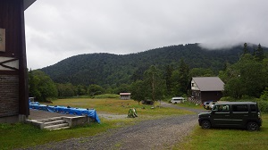 ひっそりとした高原温泉の駐車場
