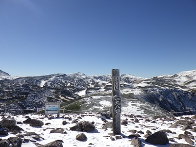 うっすらと雪の積もっている黒岳山頂の様子