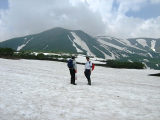 緑岳登山道でベンガラ(赤色の顔料)のマーキング作業