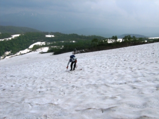 登山者が道に迷わないようベンガラで誘導