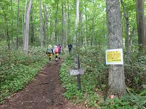 八剣山の登山を楽しむ多くの人