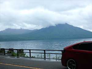 支笏湖畔から見た風不死岳