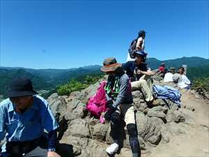 山頂で休憩する方々