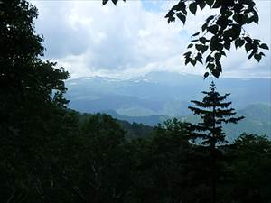 無意根山(右)と中岳(左)