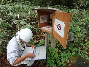 風不死岳北尾根コース入口で入林者名簿の確認を行いました。