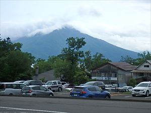 支笏湖畔から見た風不死岳の様子です。