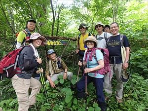 リーフレットと携帯トイレを配付し、登山ルールとマナーの啓発活動を行いました。