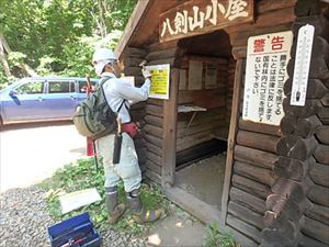 八剣山小屋の様子