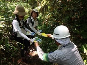 巡視中お会いした方に、リーフレットと携帯トイレを配付し、登山ルールとマナーの啓発活動を行いました。