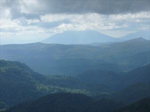 山頂から見える羊蹄山には、残念ながら雲がかかっていました。