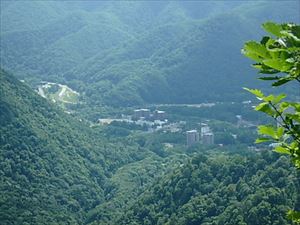 同じく山頂付近から見える定山渓温泉街の様子です。