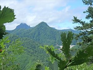 見晴台から見た定山渓天狗岳（奥側）と小天狗岳（手前）の様子です。