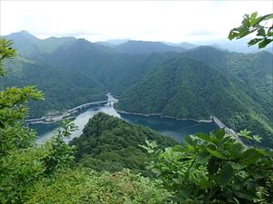 山頂付近から見える定山渓ダム（サッポロ湖）の様子です。