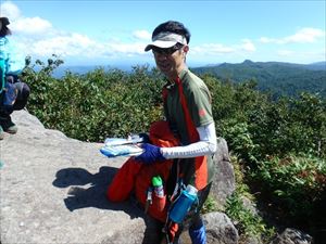 手に取る登山客