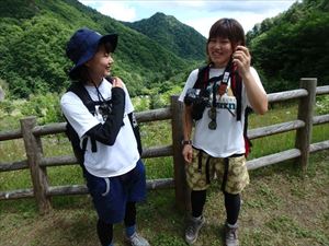 下山したお二人に登山ルールに関するリーフレットと携帯トイレを配布しました。