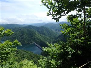 山頂近くから見たサッポロ湖の様子