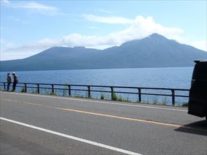 左に見えるのが樽前山