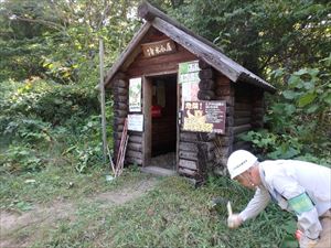 冷水小屋付近でササなどの刈り取りを行いました。