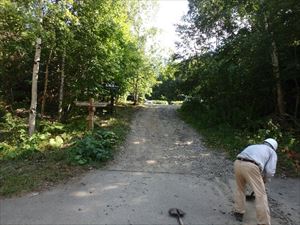 駐車スペース前の道路脇の砂利・轍を整備しました。